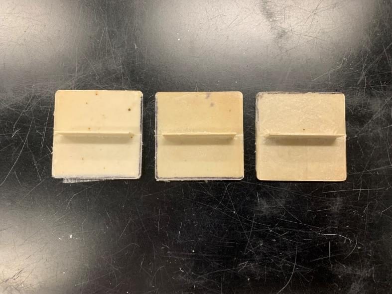 板状粒子の充填量が異なる3つのリブ付き試験片